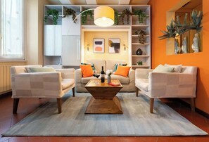 Ein Wohnzimmer mit zwei Sofas, einem Couchtisch und einem Bücherregal.