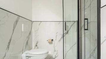 Dusche, Haartrockner, Handtücher, Shampoo