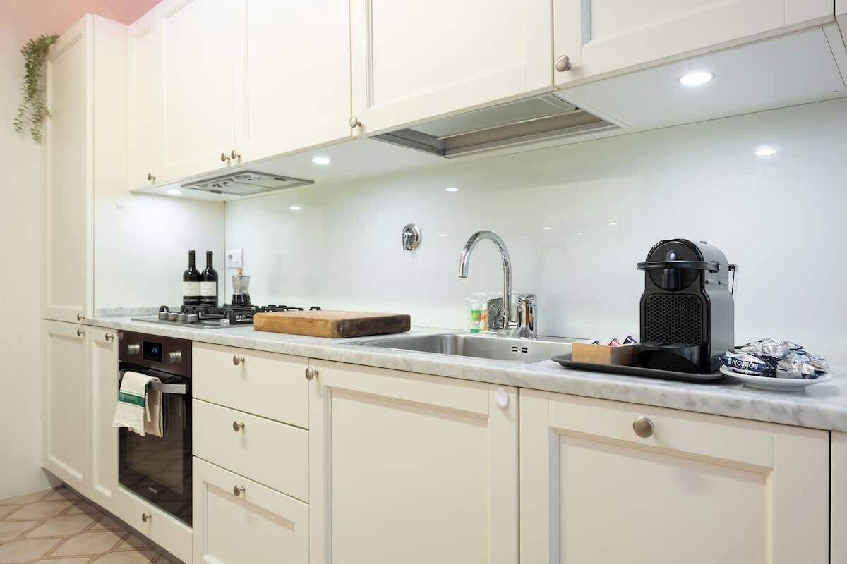 Fridge, oven, stovetop, dishwasher