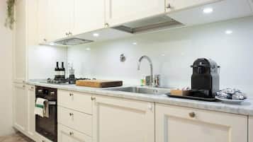Fridge, oven, stovetop, dishwasher