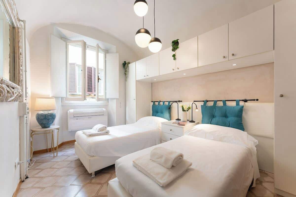 2 habitaciones, tabla de planchar con plancha, cuna de viaje y wifi 