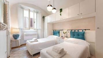2 habitaciones, tabla de planchar con plancha, cuna de viaje y wifi