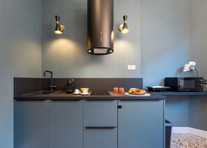 Eine moderne Küche mit einer Spüle, einem Backofen und einer Mikrowelle.