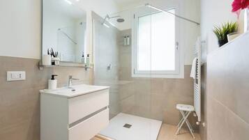 Doccia, asciugacapelli, shampoo