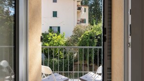 Ein Balkon mit zwei Liegestühlen und einem Metallgeländer.