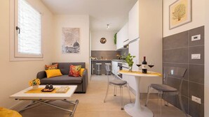 Eine moderne Wohnung mit Wohnbereich, Küche und Essbereich.