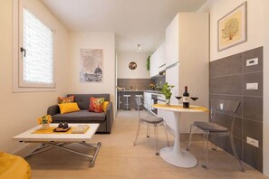 A modern apartment with a living area, kitchen, and dining space. - Giano - Conventino Modern - Apt con Garage (Firenze)