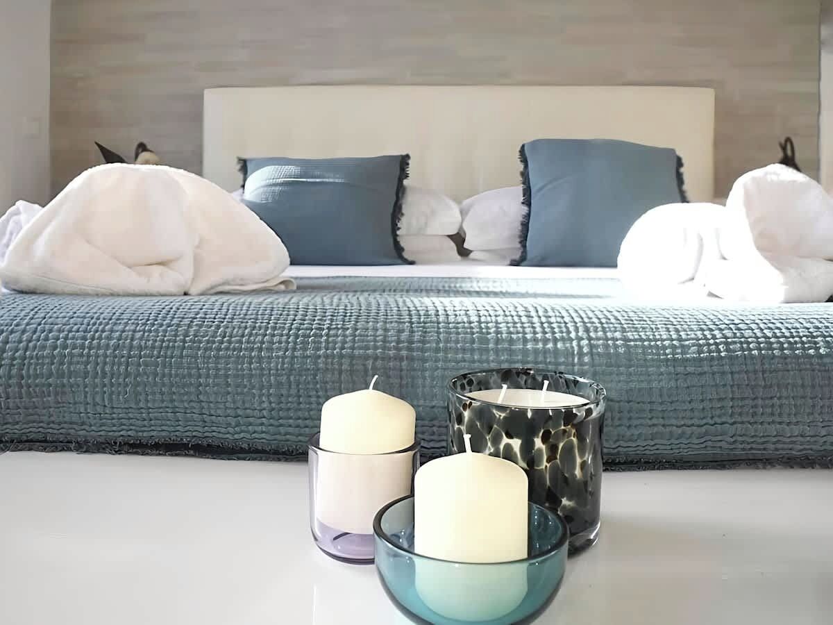 Tabla de planchar con plancha, cuna de viaje, wifi y ropa de cama 