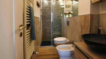 Dusche, Haartrockner, Shampoo
