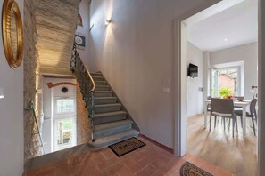 Eine Treppe führt zu einem Essbereich mit Blick ins Freie.