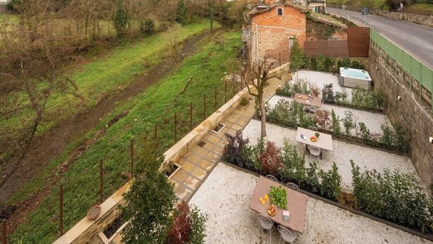 A residential property with a garden, a patio area, and a view of the surrounding landscape. - Civette 3, Apt 2 Bedrooms in Greve in Chianti (Greve in Chianti)