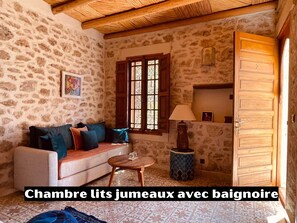 Comfort Twin Room, Garden View | Living area