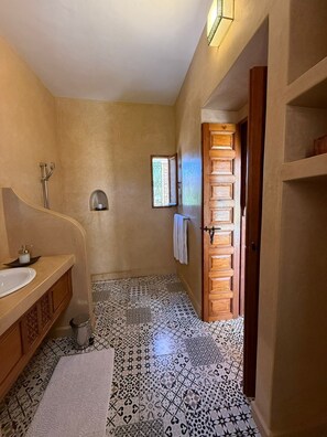 Comfort Double Room, Garden View | Bathroom