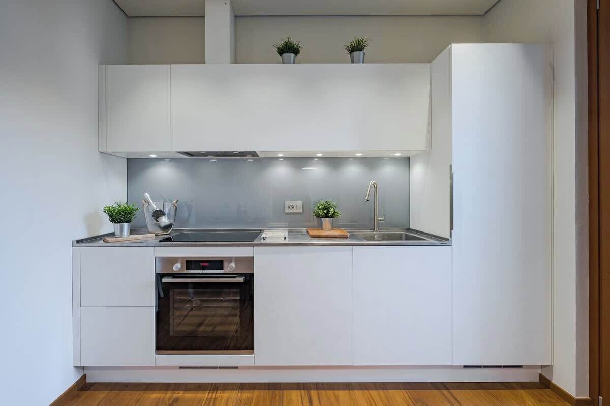 Cafetera o tetera, frigorífico, horno y placa de cocina