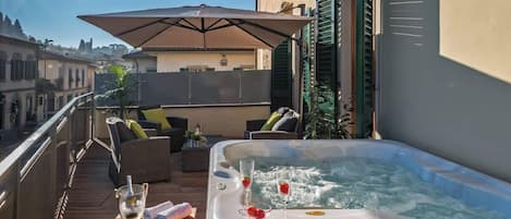Outdoor spa tub