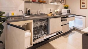 A modern kitchen with a dishwasher, sink, and a built-in oven. - Casa Falorni, 1 - Raffaello - Bilocale (Greve in Chianti)