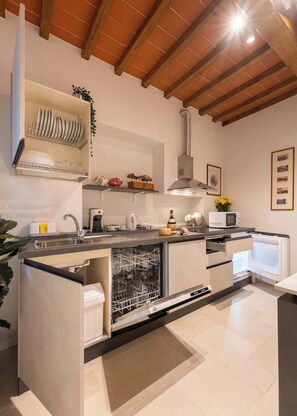 Eine moderne Küche mit Geschirrspüler, Spüle und eingebautem Backofen.