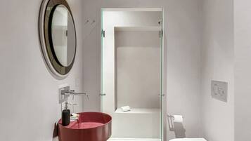 Doccia, asciugacapelli, shampoo