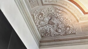 Eine Decke mit aufwendigen floralen und blattförmigen Schnitzereien.