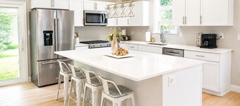 Haylie's Haven Coastal Style Retreat • King Suite • Sleeps 6