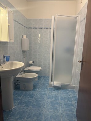 Shower, hair dryer, bidet, towels - Vrbo Property (Brenzone sul Garda)