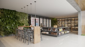 Un interior moderno con una zona de bar, asientos y estanterías llenas de diversos productos.