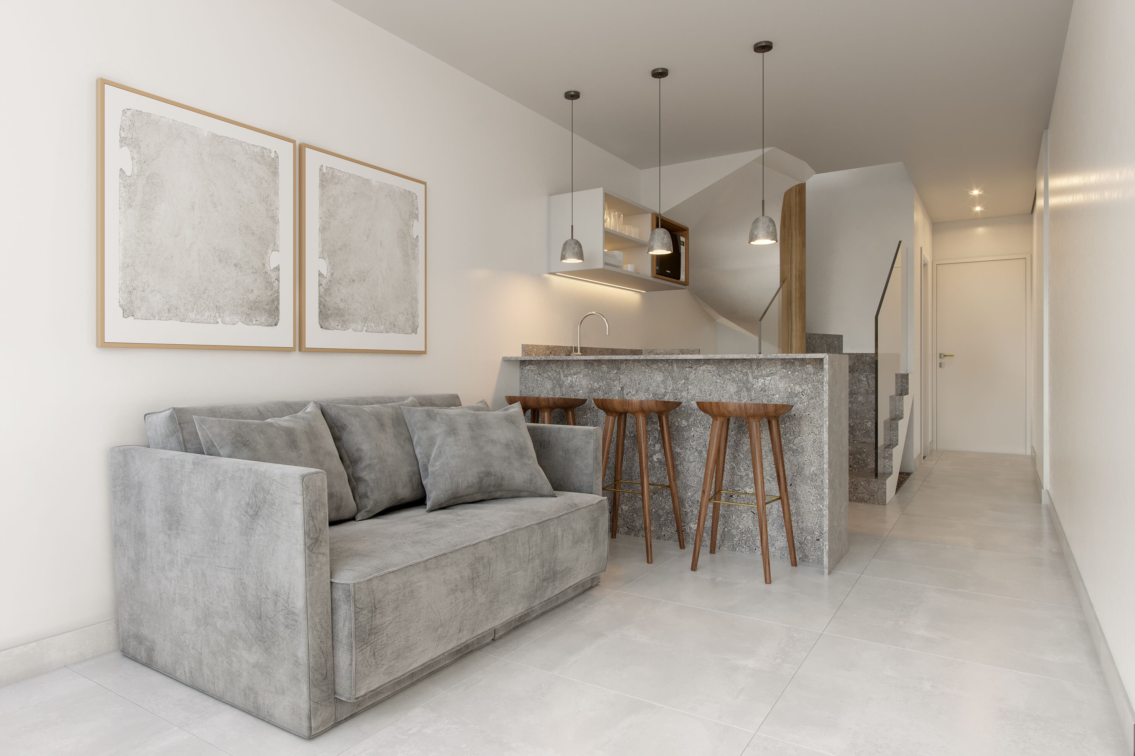 Een moderne woonkamer met een grijze bank, houten krukjes en een keuken met een bar.