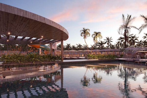 2 outdoor pools
