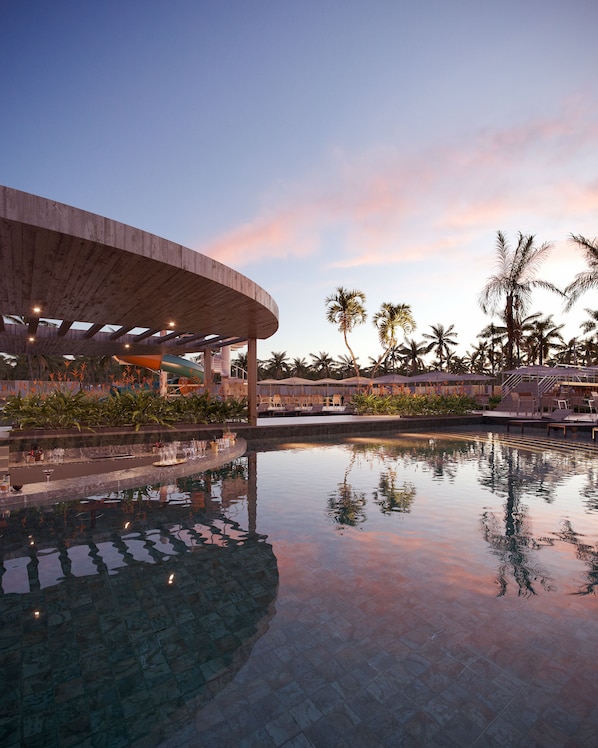 Un área de piscina con una estructura moderna, sillas de descanso y palmeras.