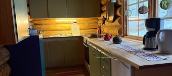 Serene 1-bedroom lakeside cabin at the arctic circle perfect for a cozy getaway
