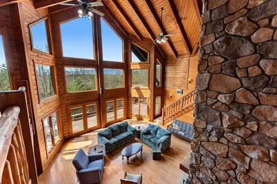 Log Cabin w Fireplace, Screened Porch, Deck & WiFi
