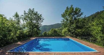 Luxury Nature Retreat, Heated Pool, Jacuzzi & Stunning Views