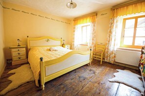 Free WiFi, bed sheets - Luxury Nature Retreat, Heated Pool, Jacuzzi & Stunning Views (Tolmin)
