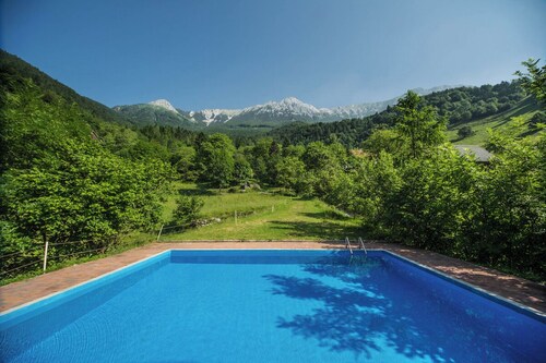Luxury Nature Retreat, Heated Pool, Jacuzzi & Stunning Views