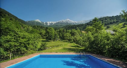 Luxury Nature Retreat, Heated Pool, Jacuzzi & Stunning Views