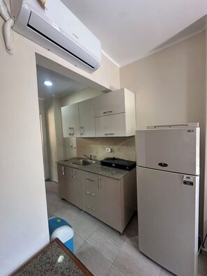 A kitchen with a built-in stove, a refrigerator, and a microwave. - شاليه عائلي فاخر في AquaView أكوافيو (elhammam)