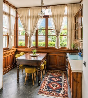 Apartamento, vistas a la montaña | Restauración