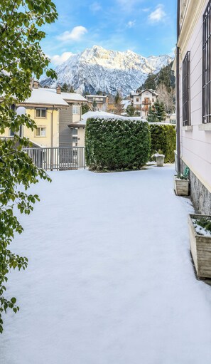 Apartamento, vistas a la montaña | Jardines del alojamiento