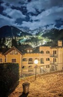 Un edificio con varios balcones y un poste de luz al frente.