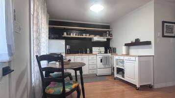 Mikroaaltouuni, uuni, liesi, kahvin-/teenkeitin