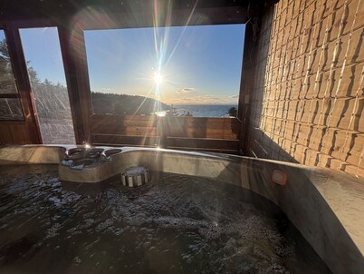 Oceanfront Boutique Retreat~Hot Tub~Woodstove