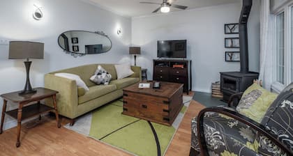 Oceanfront Boutique Retreat~Hot Tub~Woodstove