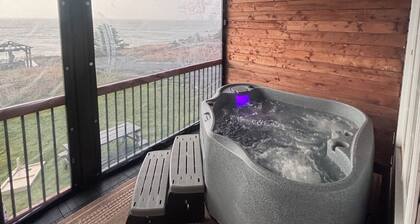 Oceanfront Boutique Retreat~Hot Tub~Woodstove
