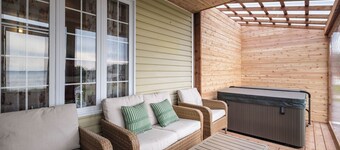Oceanfront Boutique Retreat~Hot Tub~4 Season Patio