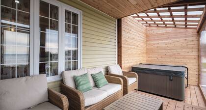 Oceanfront Boutique Retreat~Hot Tub~4 Season Patio
