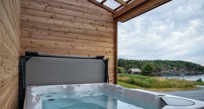 Oceanfront Boutique Retreat~Hot Tub~4 Season Patio