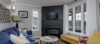 Oceanfront Boutique Retreat~Hot Tub~4 Season Patio
