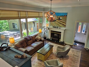 Living area - Rare: Huge High Park home on Subway
Steps to Bloor West Village & High Park (Toronto)