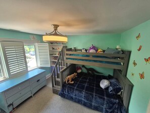 4 bedrooms, iron/ironing board, WiFi, bed sheets - Rare: Huge High Park home on Subway
Steps to Bloor West Village & High Park (Toronto)