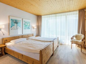 Room - Lovely apartment for 7 people with TV, balcony, pets allowed and panoramic view (Laax)